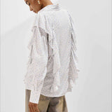 Løstsiddende bluse med blomsterprint og flæser