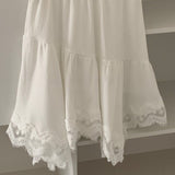 Elegant og trendy asymmetrisk midi-nederdel med blondepaneler