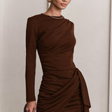 Sexet bodycon minikjole med rynkede detaljer og bandagedetaljer, rund hals