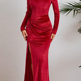 Elegant aftenkjole i rynket fløjl med lange ærmer og tætsiddende slids i taljen