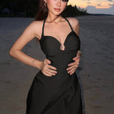 Sexet, enkel, stropløs minikjole med åben ryg og en tætsiddende talje.