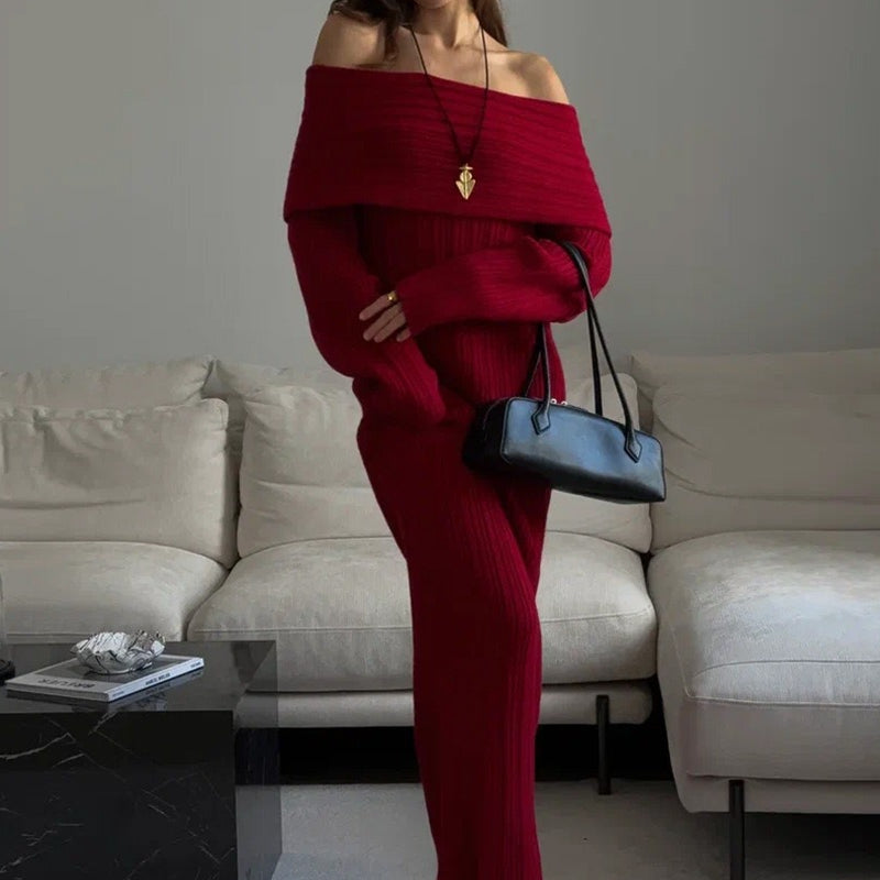 Elegant og minimalistisk off-shoulder maxikjole i ensfarvet strik