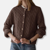 Damecardigan – Afslappet pasform – Uldstrik – Kabelstrikmønster – Knaplukning foran