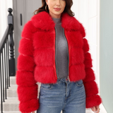 Elegant kort frakke i klassisk kunstpels