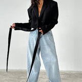 Ensfarvet blazer med bindekrave