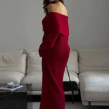 Elegant og minimalistisk off-shoulder maxikjole i ensfarvet strik