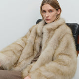 Minimalistisk mellemlang frakke i imiteret pels med opretstående krave