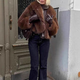 Retro-stil, ensfarvet, varm plysfrakke med hakkrave