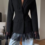 Blød blazer med lange ærmer og en tætsiddende talje, udsmykket med sorte blondepaneler