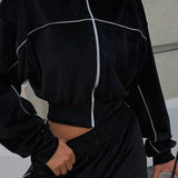 Todelt sæt med lange ærmer, en atletisk fløjlskrave og lynlåslukning.