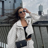 Todelt top med polkaprikker og snøre