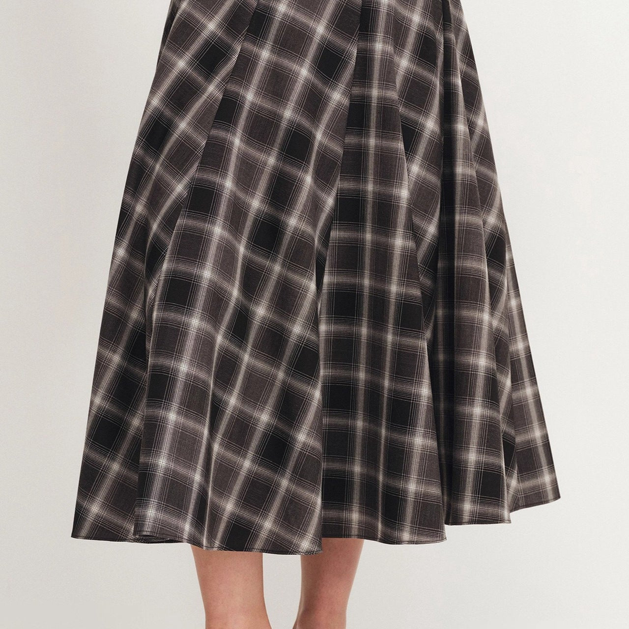 A-formet ternet uldnederdel, markeret talje