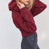 Kort hættetop, tætsiddende i taljen, afslappet stil.