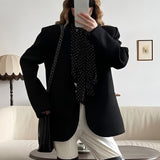 En tætsiddende, enkeltradet blazer med almindelige skuldre