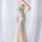 Aftenkjole med pailletter og strudsefjer