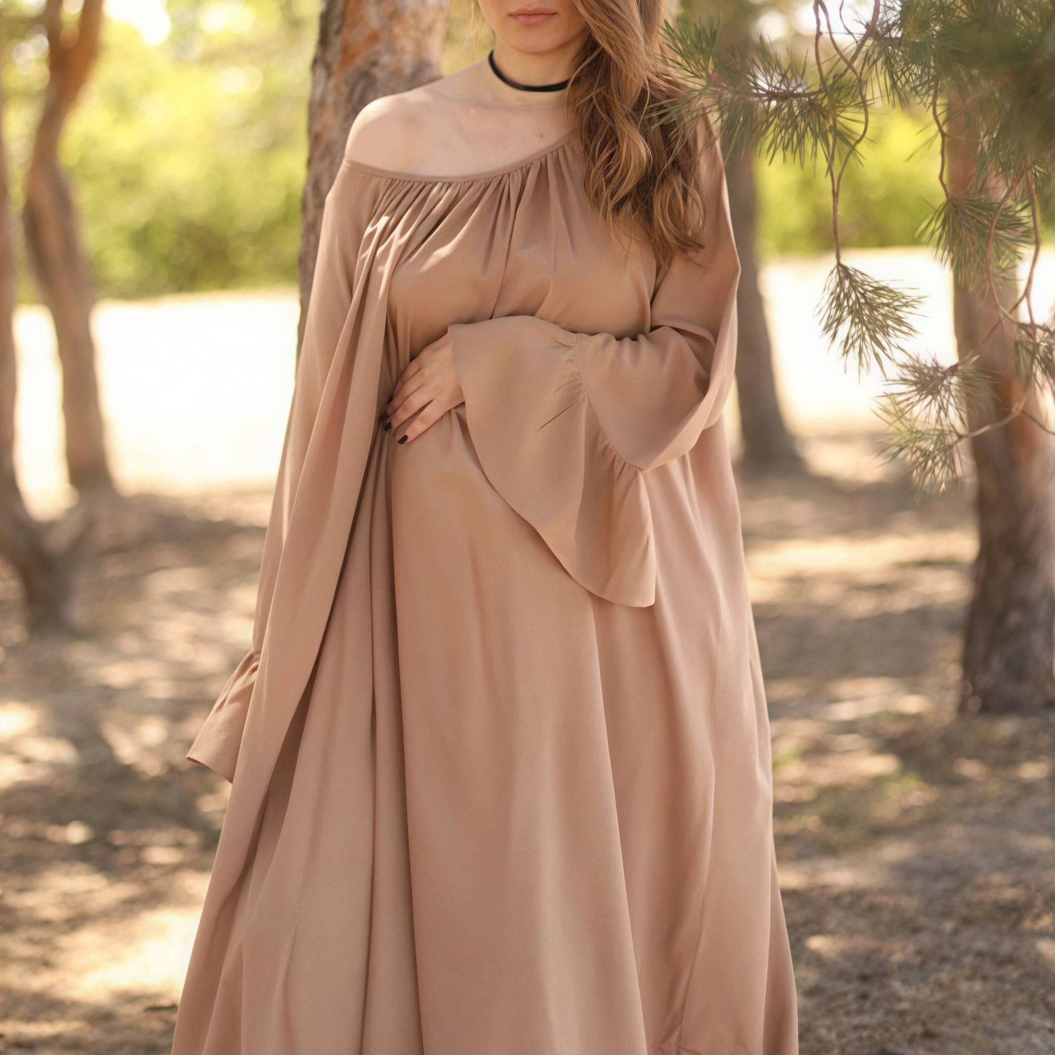 Ensfarvet maxikjole, løs og med svaj