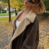 Lang jakke i kunstpels med flere lynlåse