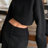 Todelt, cropped, tætsiddende striksæt med rund hals