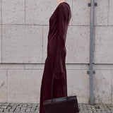 Elegant lang havfruekjole i ensfarvet satin med rund hals