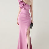 Asymmetrisk satin aftenkjole med flæser og blomster, pyntet med den ene skulder, med flæser og blomster.