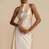 Elegant satin aftenkjole med rygløs slids