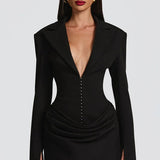 Kort, tætsiddende kjole med dyb V-udskæring og markeret talje, ensfarvet