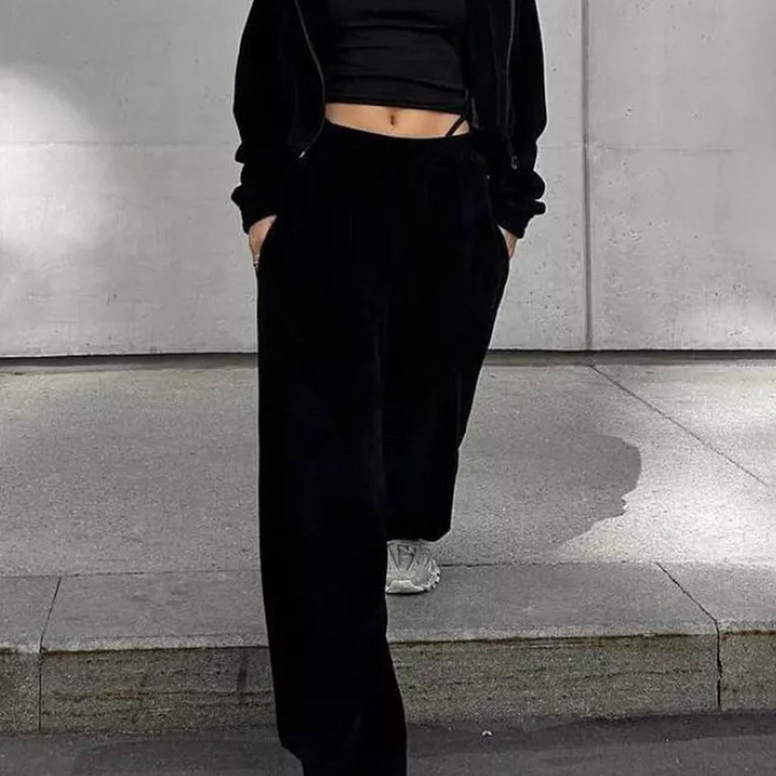 Dame joggingsæt - Kort lynlåsjakke med hætte - Højtaljede bukser