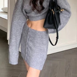 Todelt, cropped, tætsiddende striksæt med rund hals