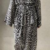 Et elegant todelt outfit bestående af en langærmet skjorte med tryk og bukser med vide ben og bælte