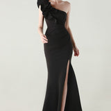 Asymmetrisk satin aftenkjole med flæser og blomster, pyntet med den ene skulder, med flæser og blomster.