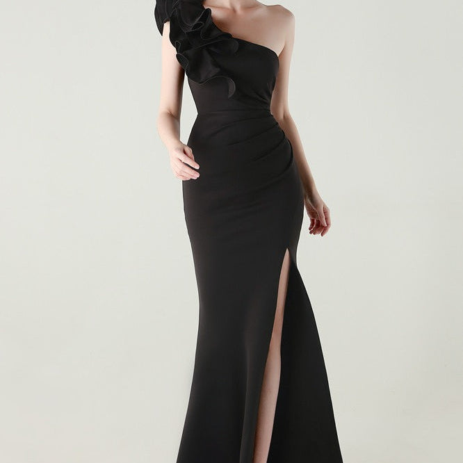 Asymmetrisk satin aftenkjole med flæser og blomster, pyntet med den ene skulder, med flæser og blomster.