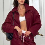 Mininederdel med streetwear-jakke