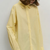 Løstsiddende gul bomuldsbluse med knapper, ideel til hverdagsbrug.