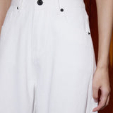 Højtaljede jeans med vide ben og metalliske detaljer