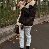 Lang jakke i kunstpels med flere lynlåse