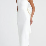 Elegant aftenkjole med sløjfe og tætsiddende snit