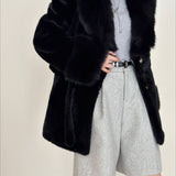 Mellemlang frakke i imiteret ruskind med hakkrave og bindebælte