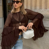 Løstsiddende chiffonbluse med flæser og rund hals