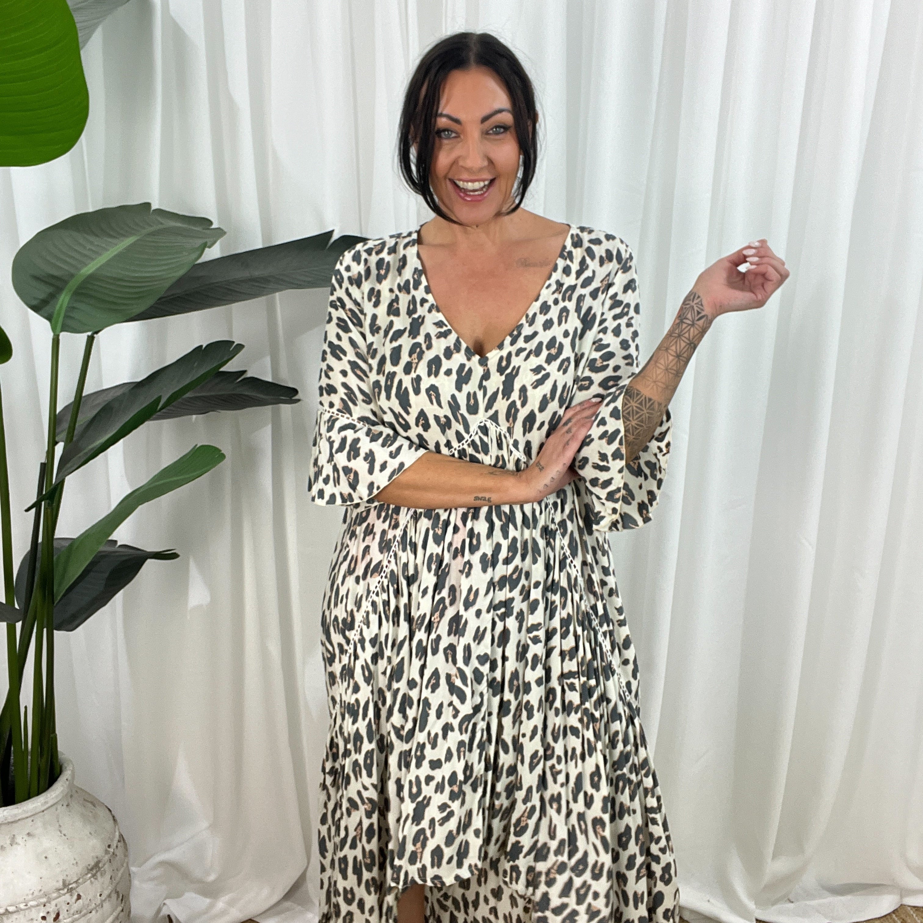 Damekjole - V-hals - Flagrende pasform - 3/4 ærmer - Trendy dyreprint