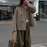 Kort dobbeltradet uldjakke