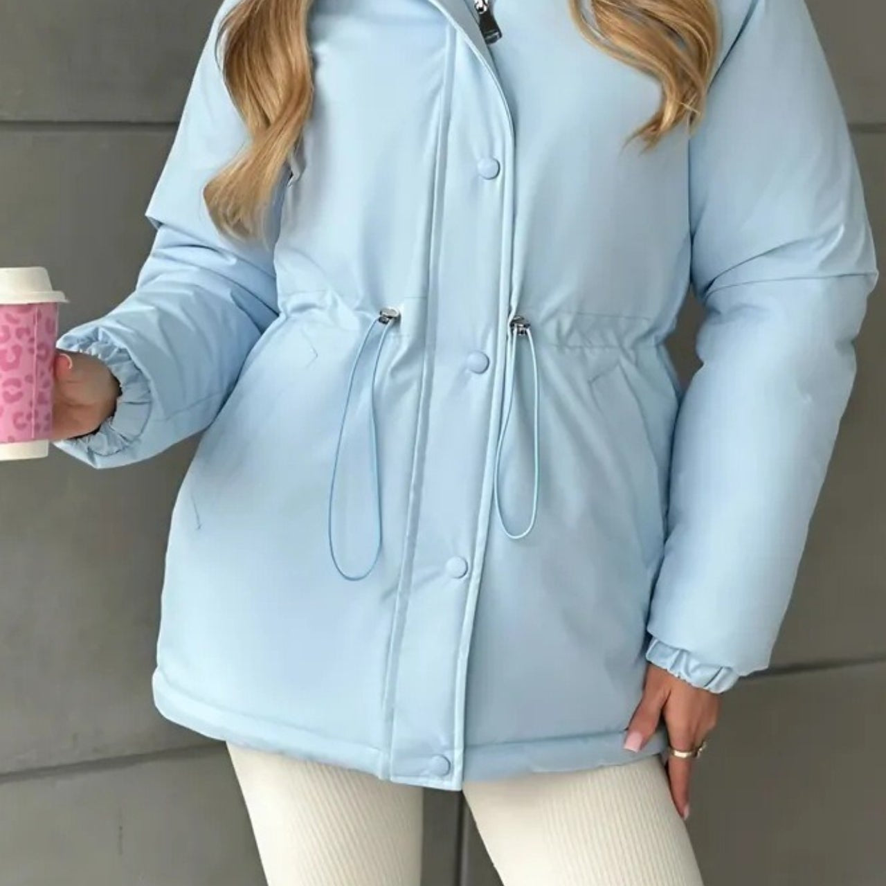 Fritids- og udendørssportsjakke med justerbar snøre i taljen, ideel til bjergbestigning og udendørsaktiviteter.