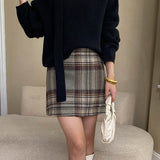 Højtaljet nederdel med farveblok og ternet mønster