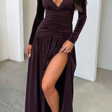 Maxikjole med tætsiddende talje, lange rynkede ærmer og dyb V-hals