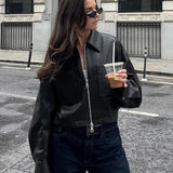 Kort, løstsiddende mat læderjakke