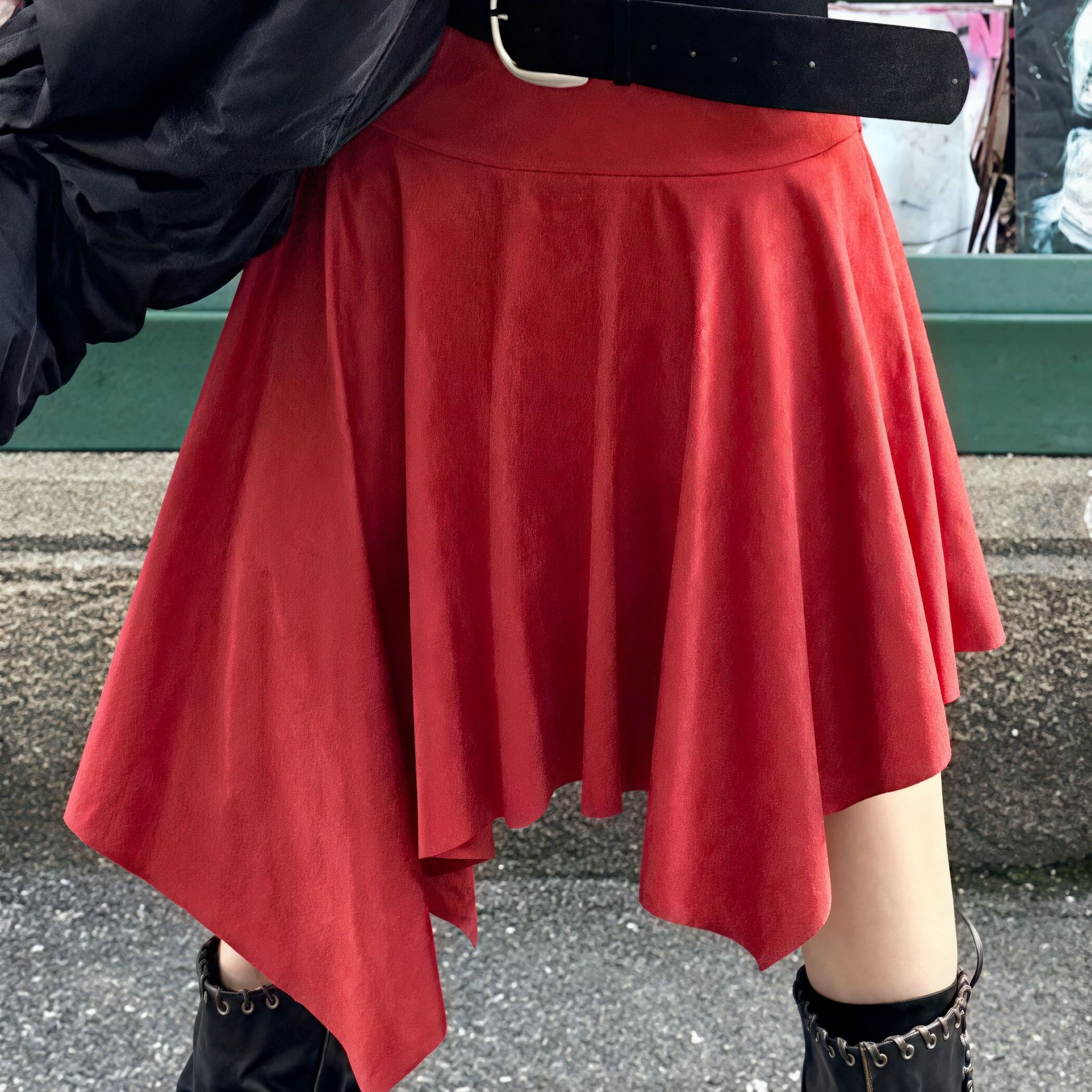 Chic højtaljet asymmetrisk ruskindsnederdel