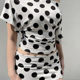 Todelt sæt med top med polkaprikker og flagermusærmer