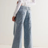 Jeans med elastisk linning med mellemhøj talje, rynkede ben og vide ben