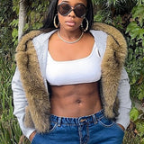 Kort, løstsiddende hættetrøje med tyk pelskant