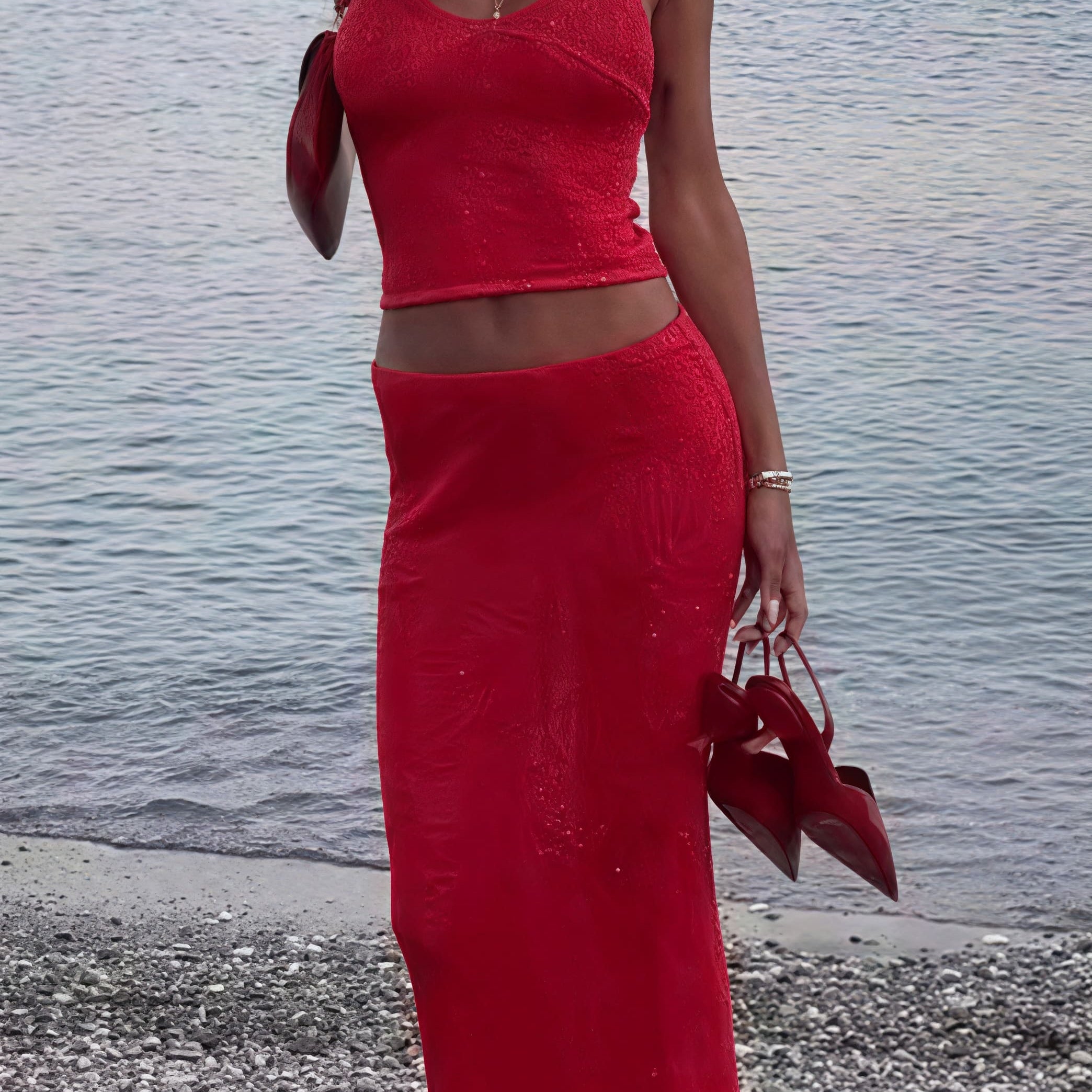 Sexet sæt med off-shoulder maxinederdel og tanktop