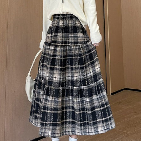 Ternet nederdel med flæser i en uldblanding